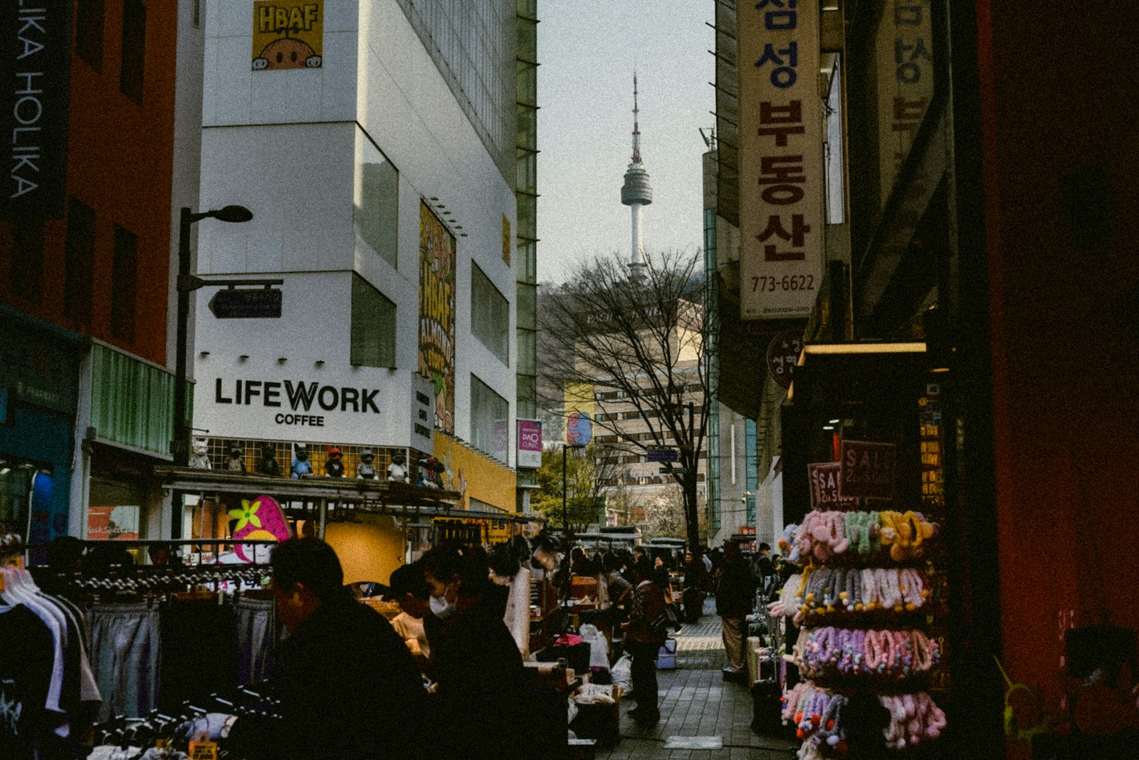 南山タワーを望むソウルの商店街