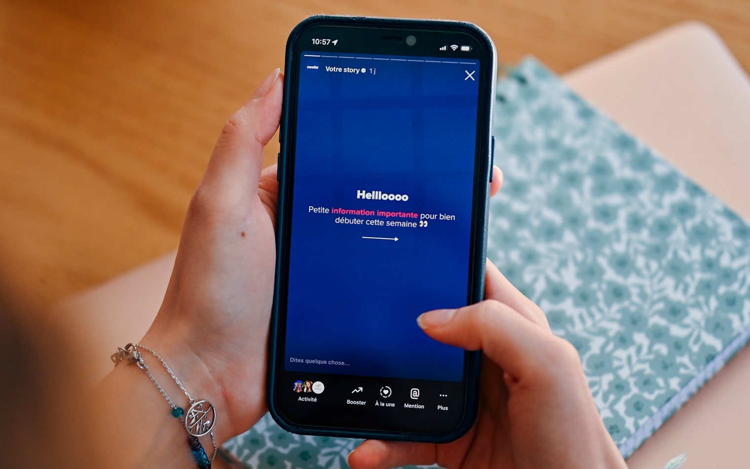 スマートフォンでInstagramのストーリー投稿を見ている手元