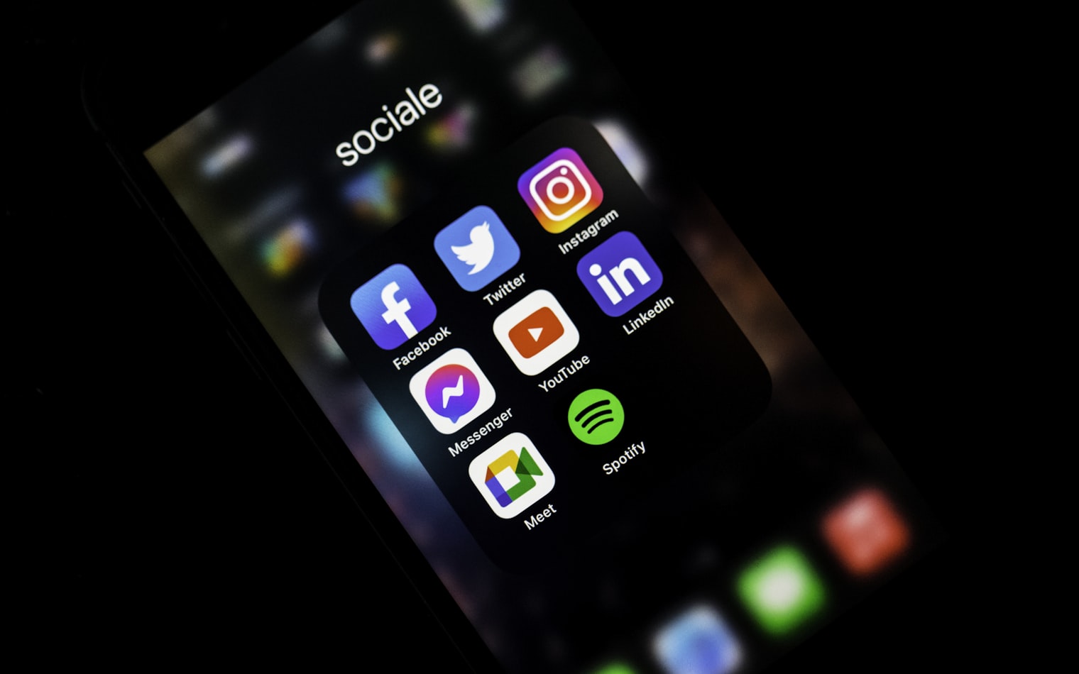 スマートフォンの画面に並ぶInstagram・YouTubeなどのSNSアプリのアイコン