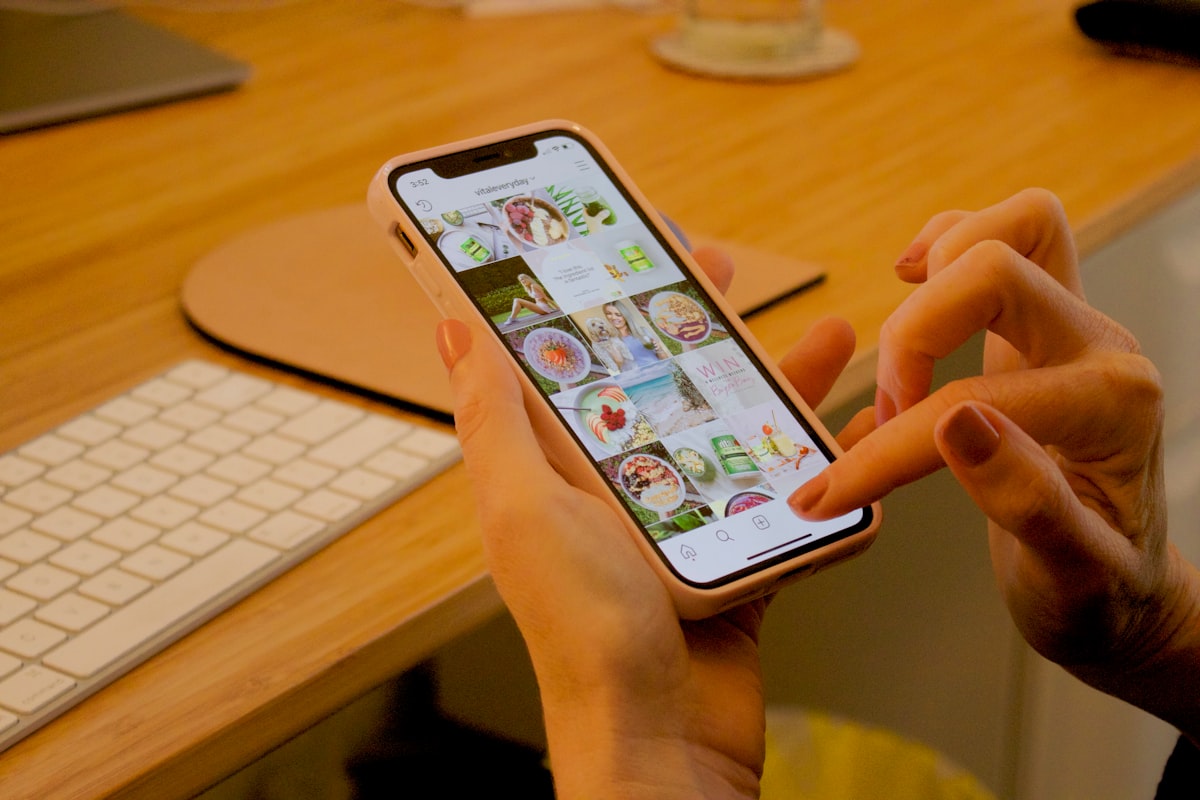スマートフォンでSNSの投稿一覧を確認している手元