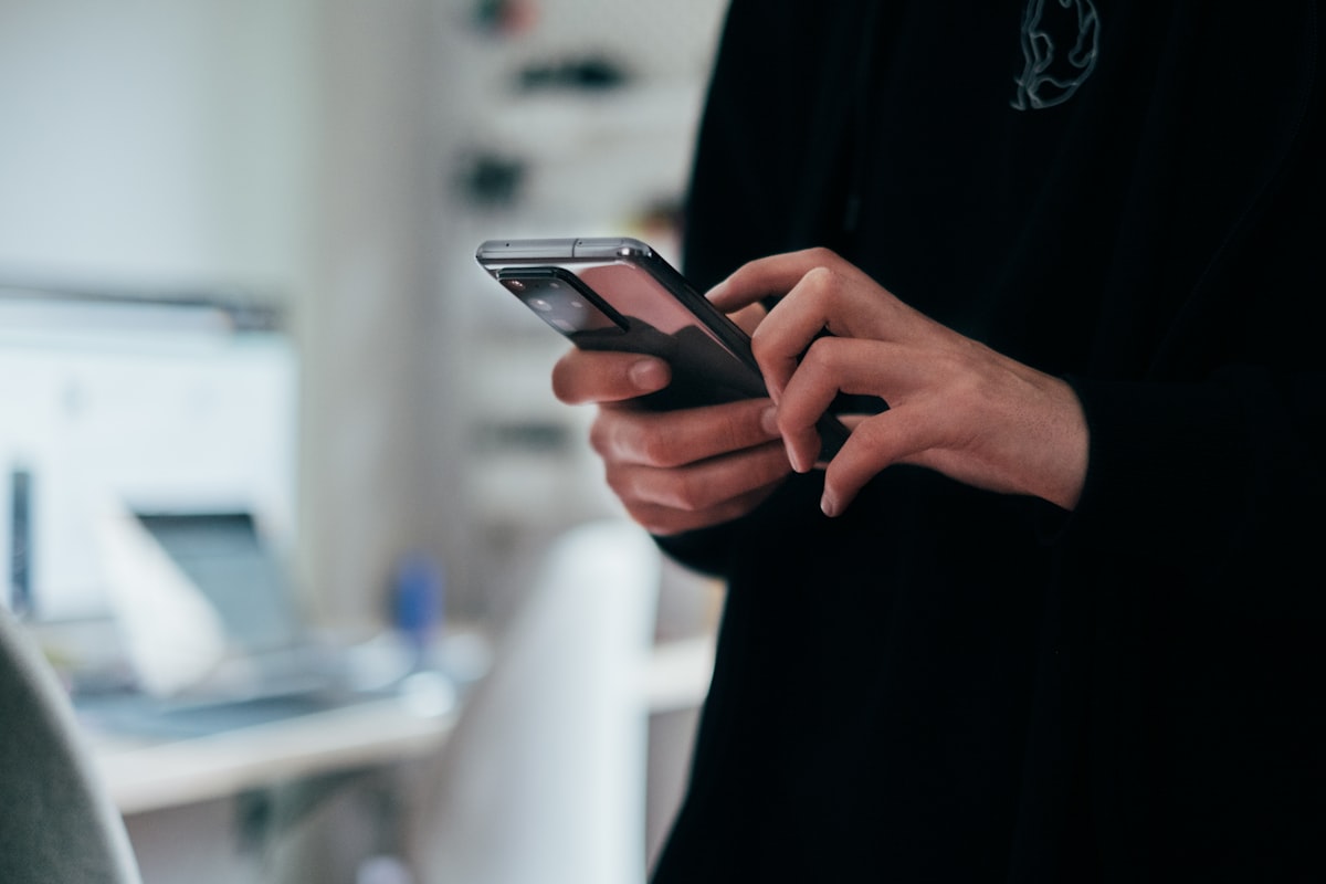 スマートフォンでメッセージを入力している手元