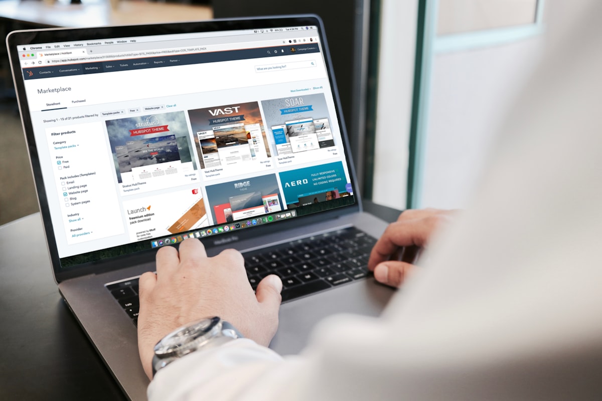 ノートパソコンに表示されたWebサイトの画面
